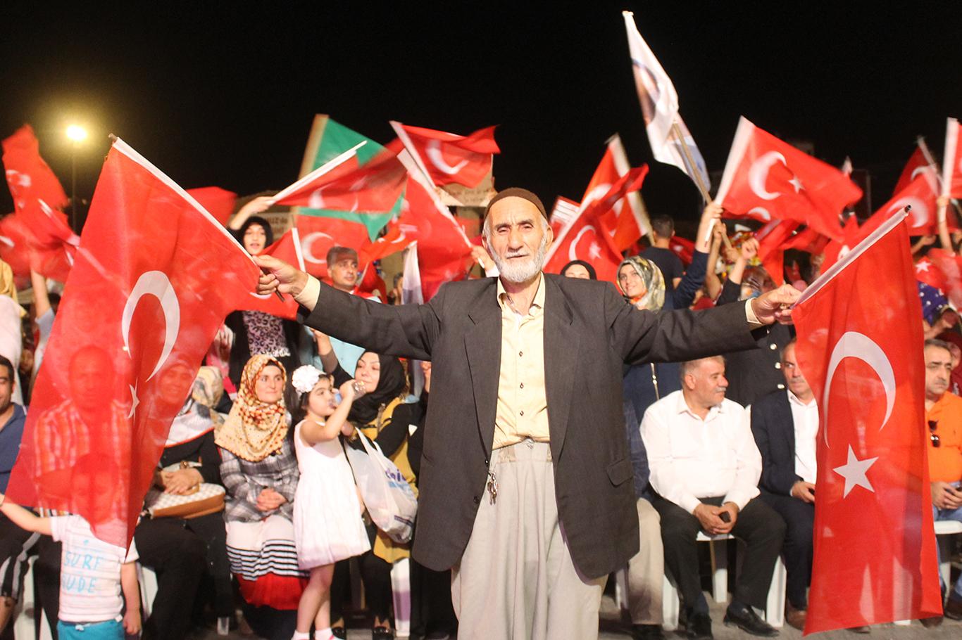 Şanlıurfalılar meydanları terk etmiyor Şanlıurfalılar meydanları terk etmiyor